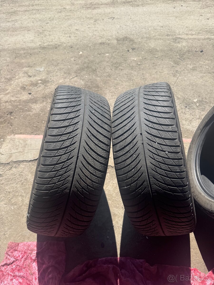 Pneu 235/45R18 - 2