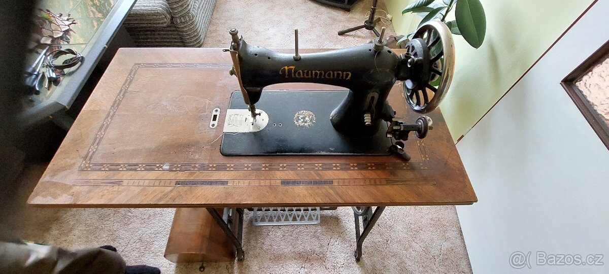 Starý šicí stroj NAUMANN - 2