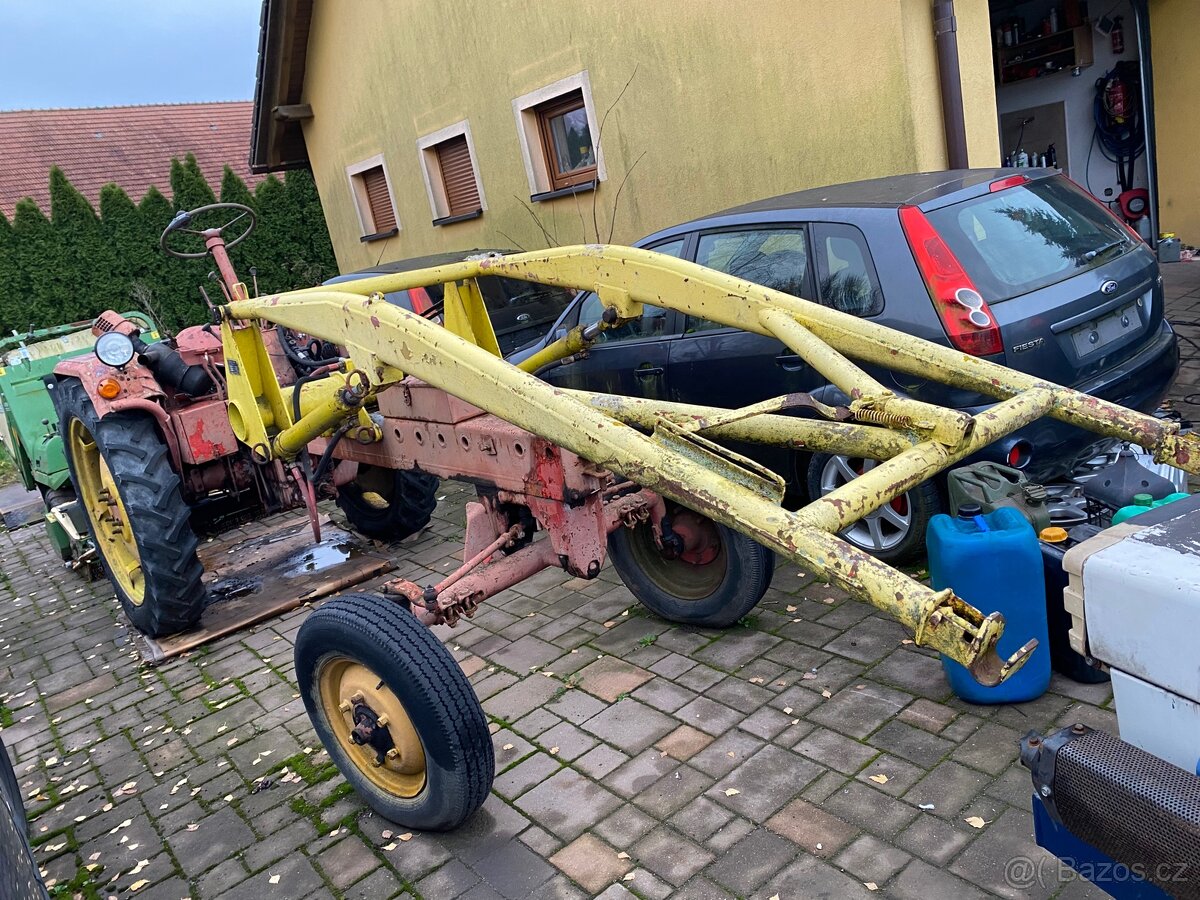 Traktor RS - 09, čelní nakladač - 2