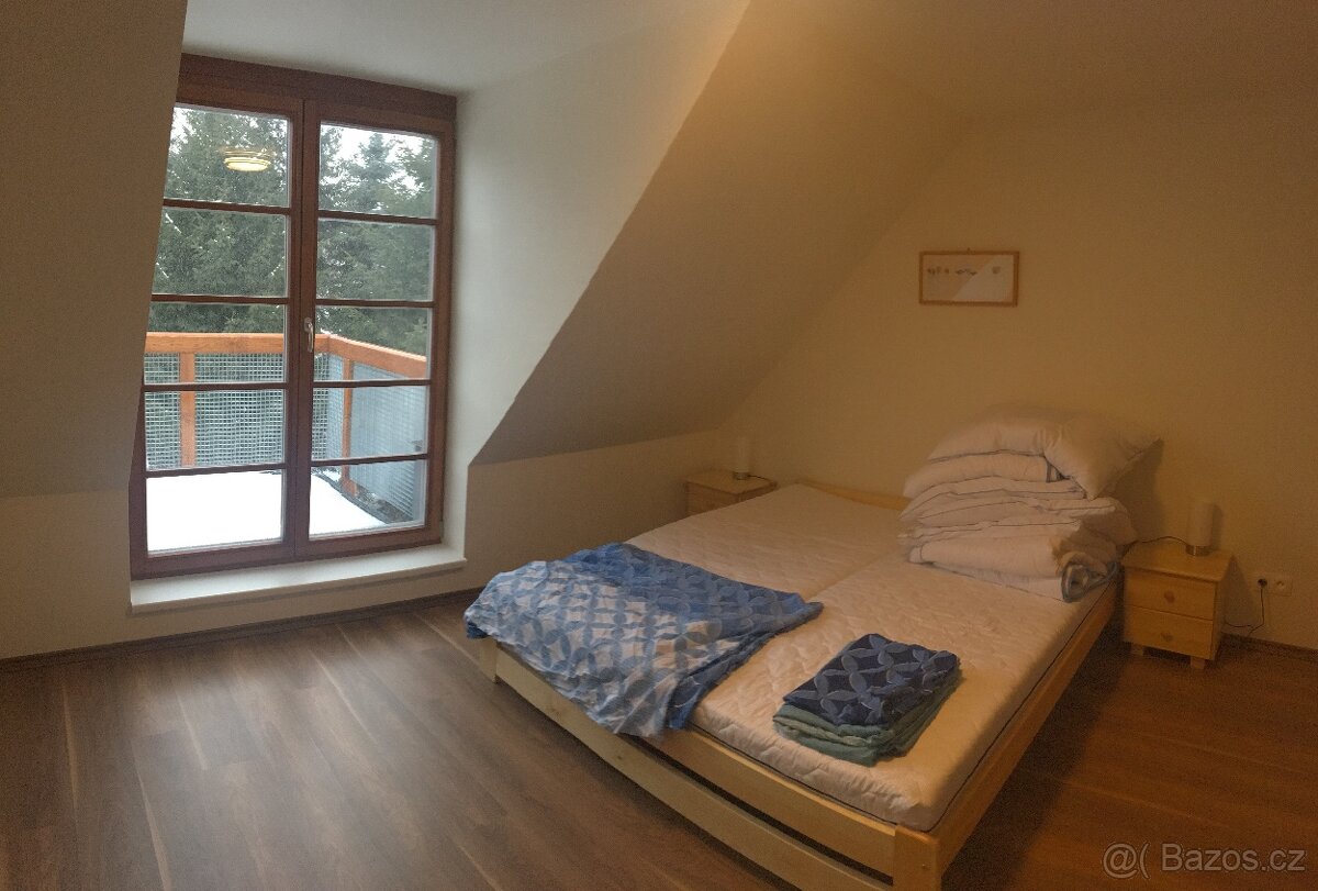 Manželská postel dřevěná, matrace 2x, noční stolky 2x - 2