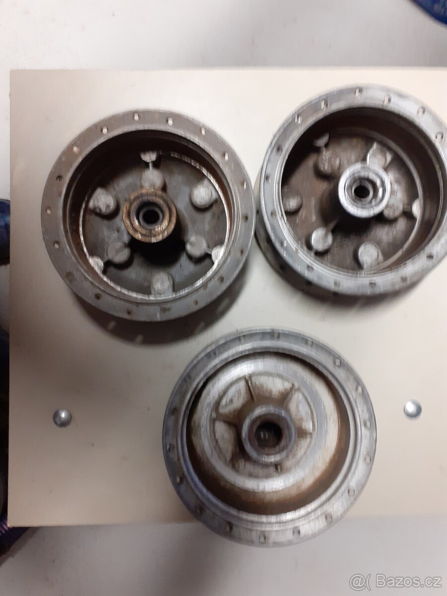 2x střed kola jawa pionyr 20-21-23, 1x jawa 550 - 555 - 2