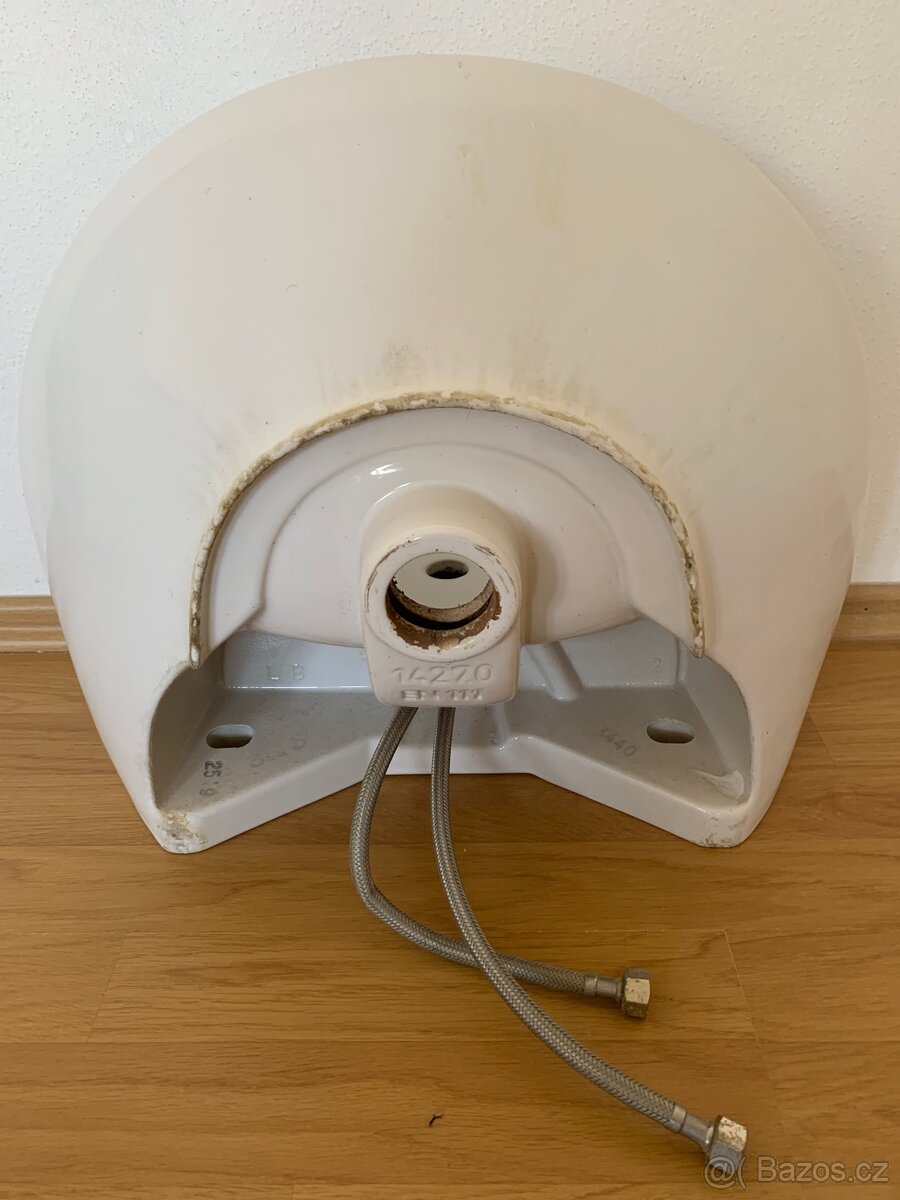 Umyvadlo s kohoutkovou baterií - 2