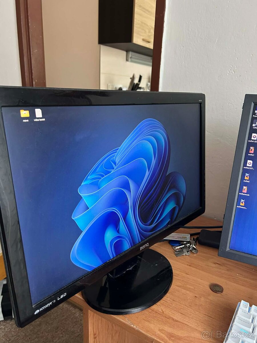 Dvojice monitorů - 2
