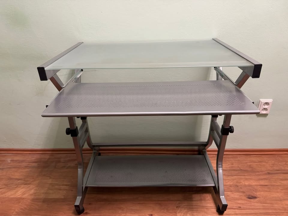 Počítačový stůl - 2