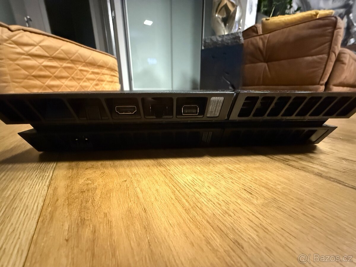 PlayStation 4 ve výborném stavu. - 2