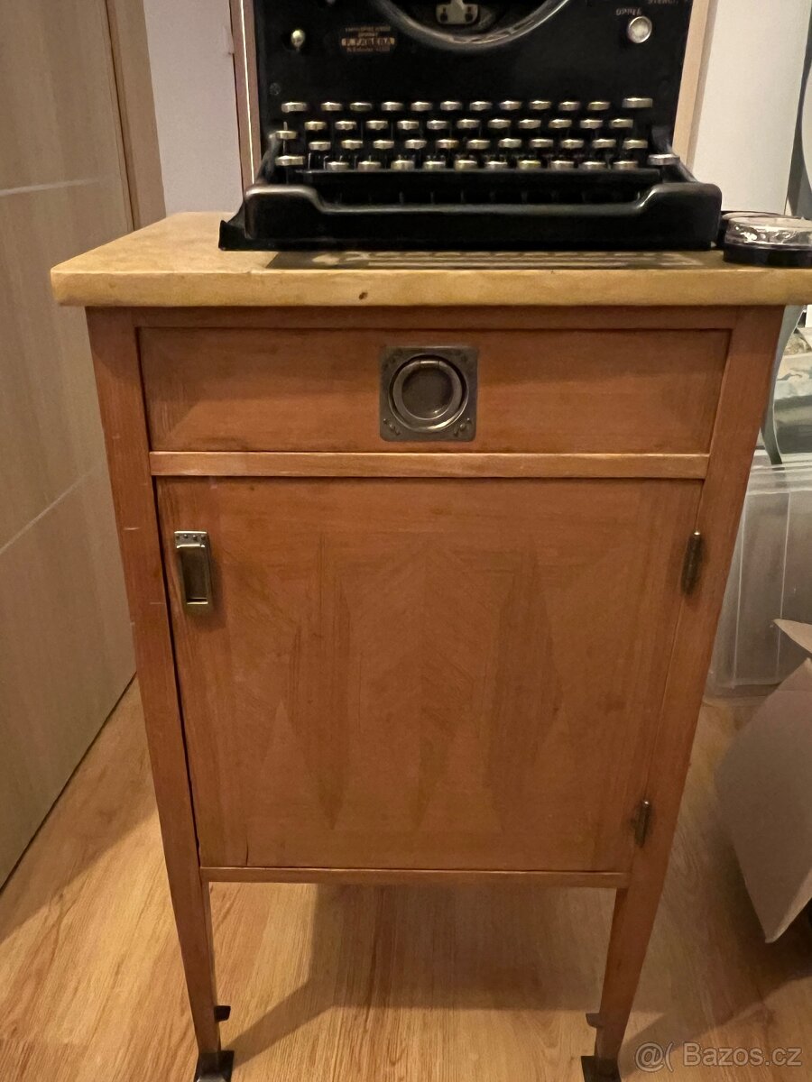 Skříňka pod psací stroj a psací stroj - 2