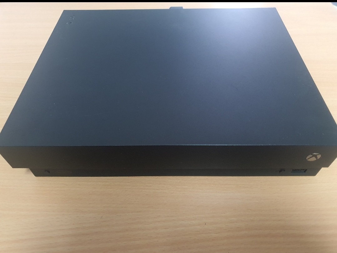 Xbox One X 1TB 4K výborný stav - 2