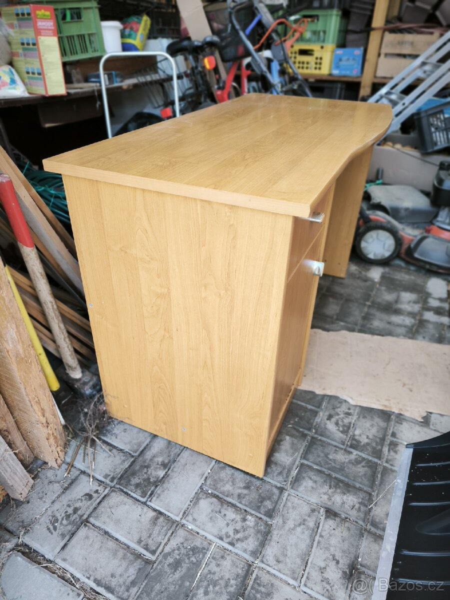 Stůl a šatní skříň - 2