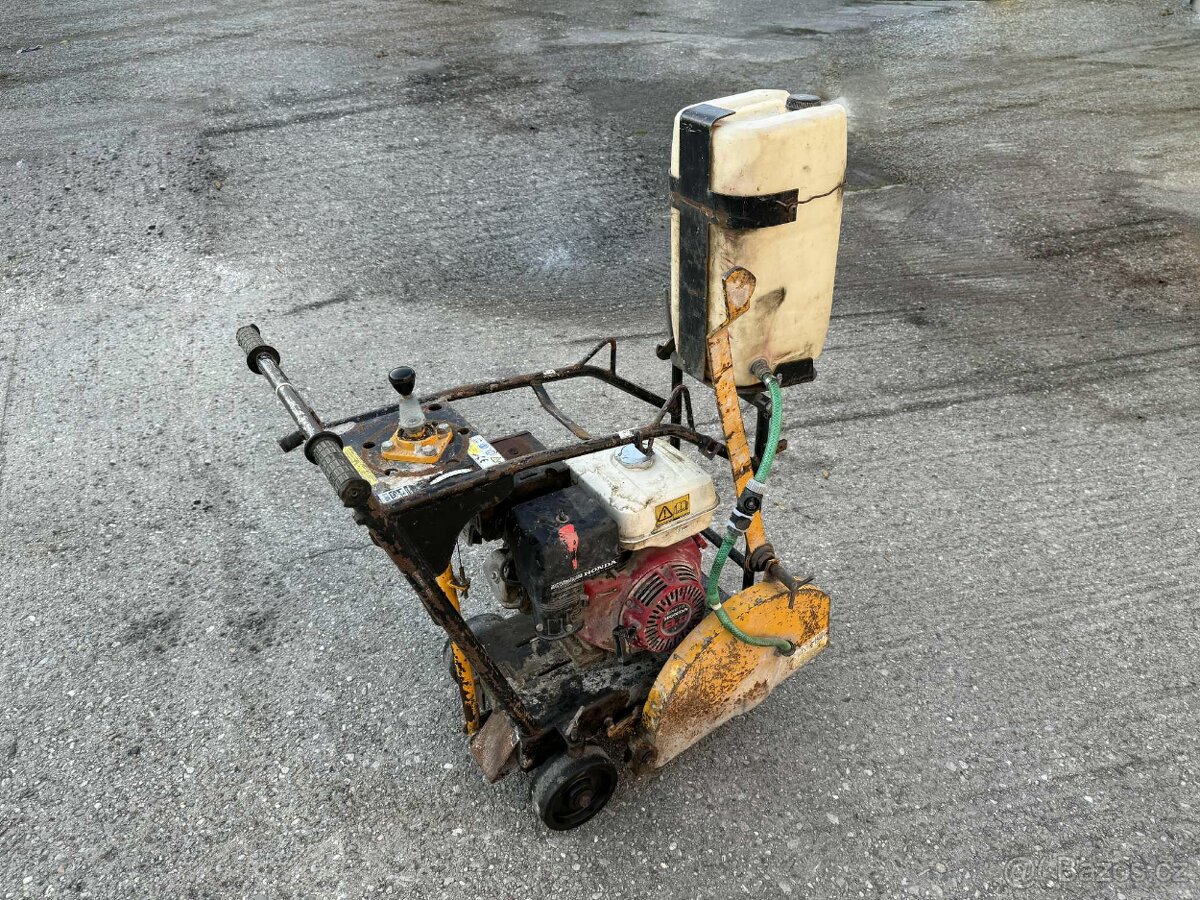 Řezačka asfaltu a betonu - 2