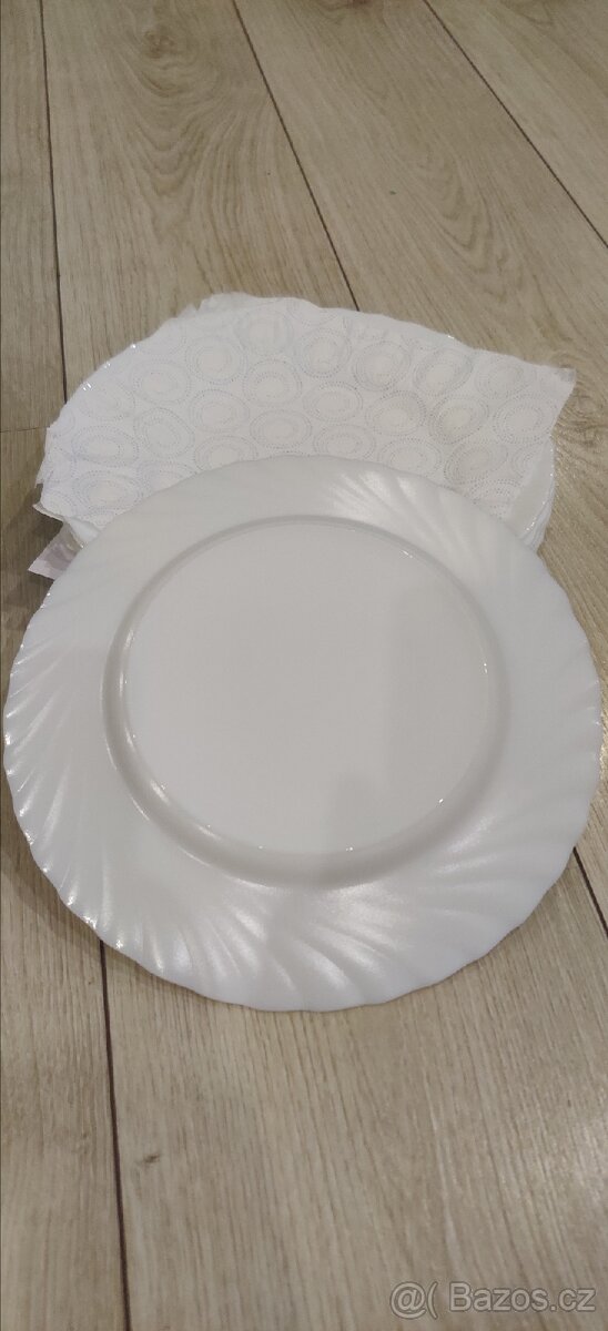 Sada bílých talířů - 2