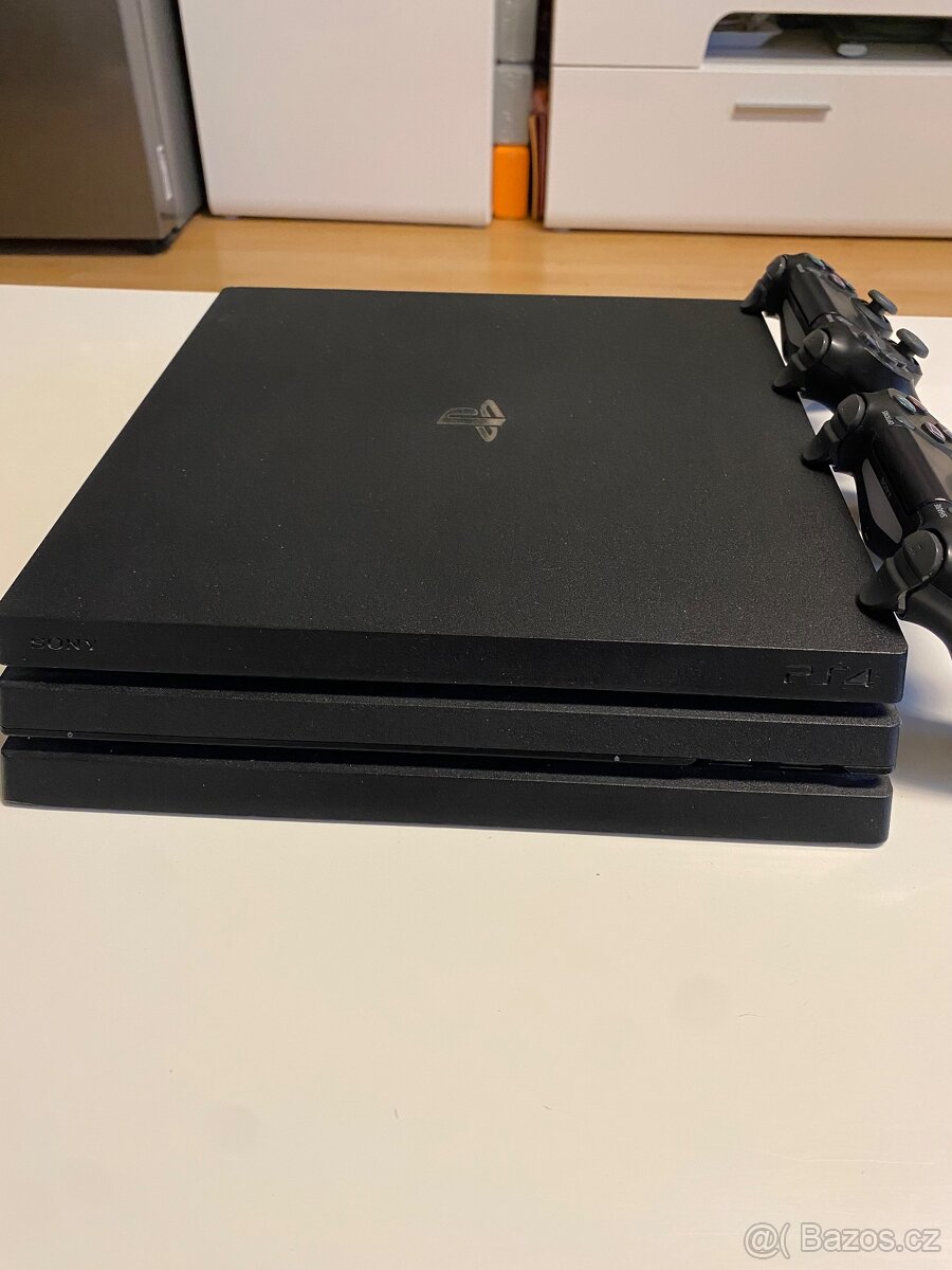 Playstation 4 pro 1TB + Volant + 6 her. - 2
