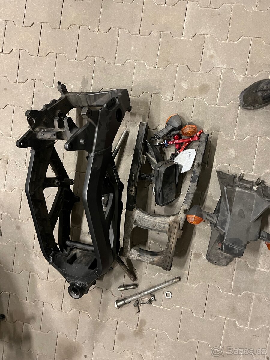 Suzuki Sv 650 rám s papíry, kyvna a pár drobností - 2