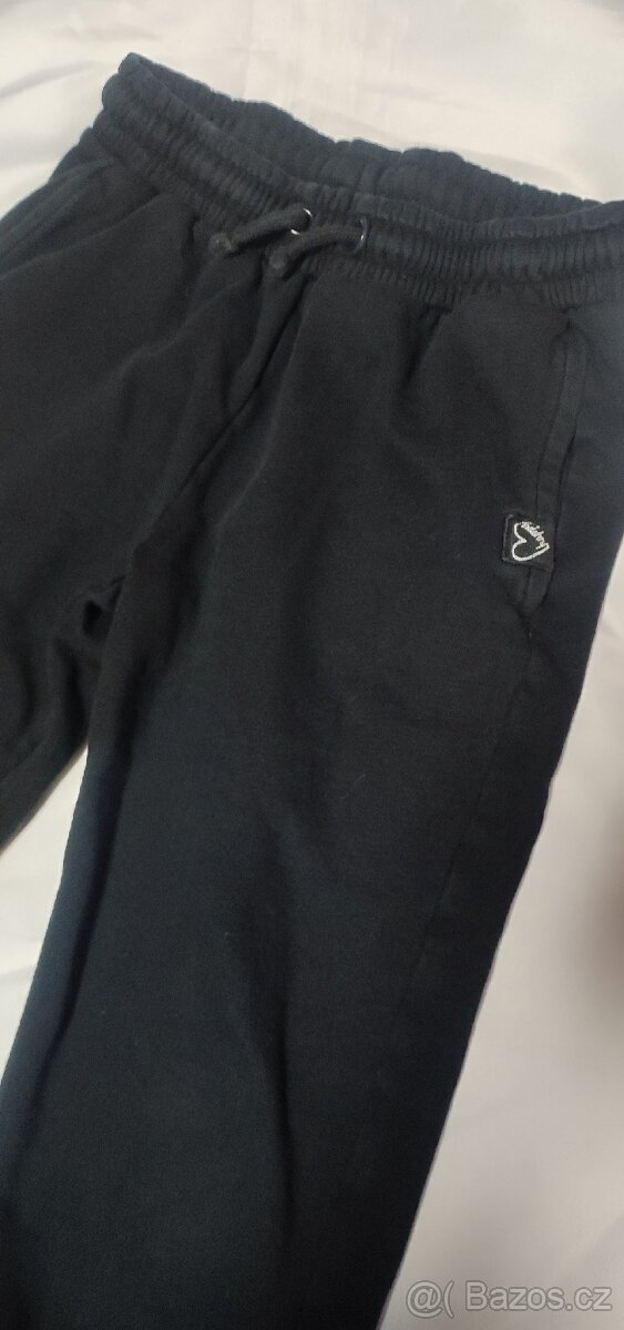 Dětské černé tepláky, vel. 128-134 - 2