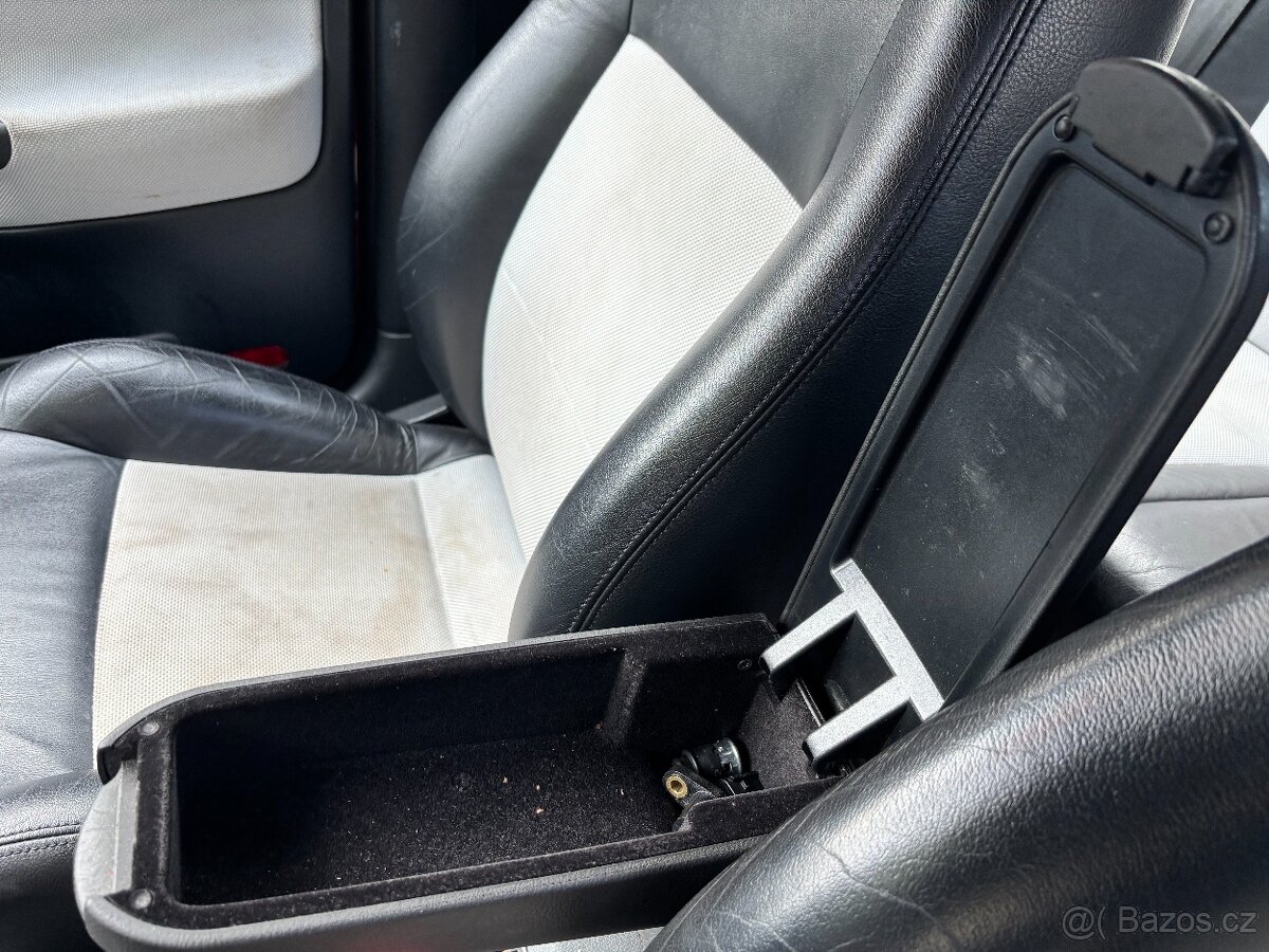 Octavia 1 RS černá kožená loketní opěrka - 2