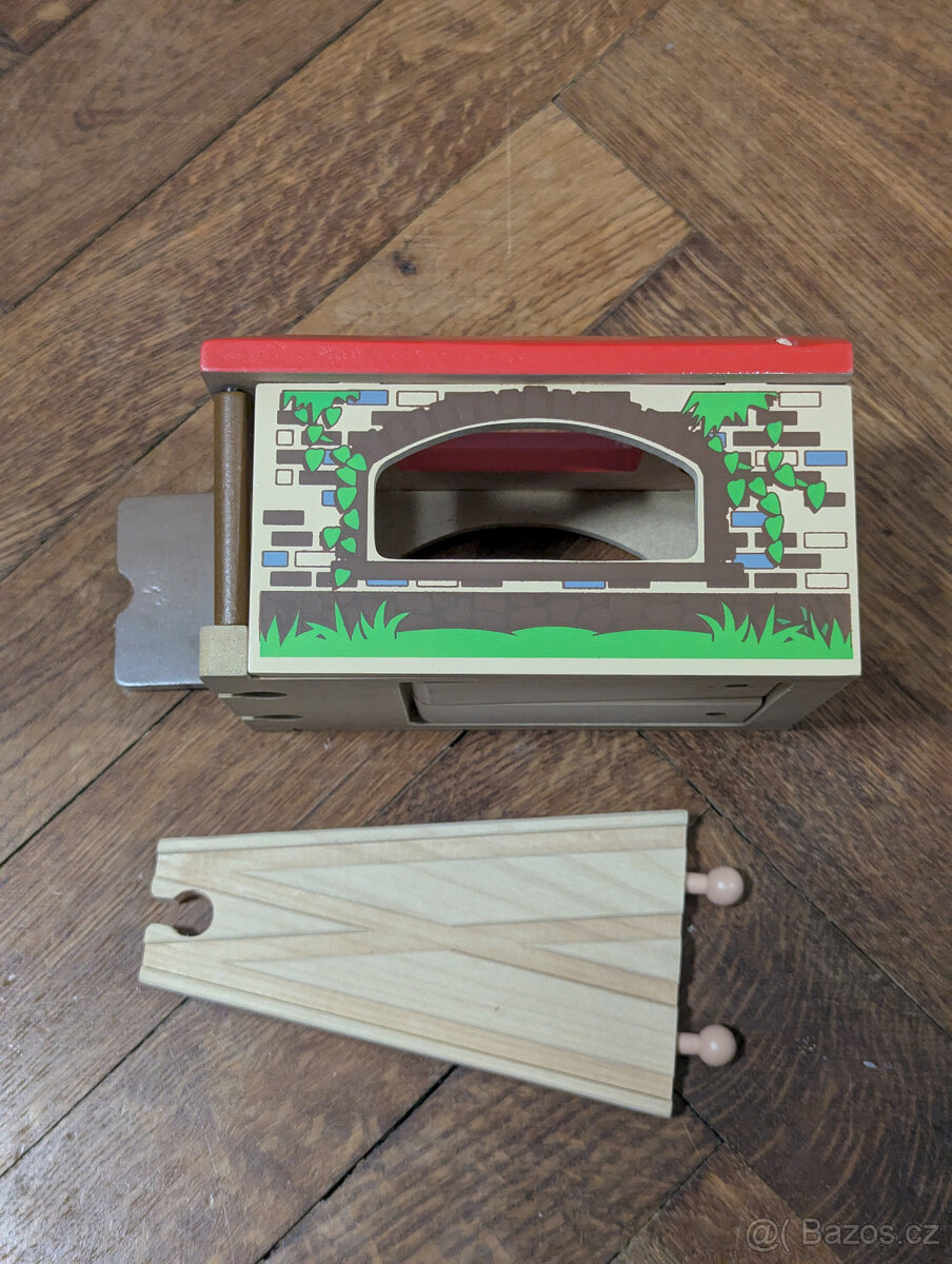 small foot Dřevěné depo k vláčkodráze - 2