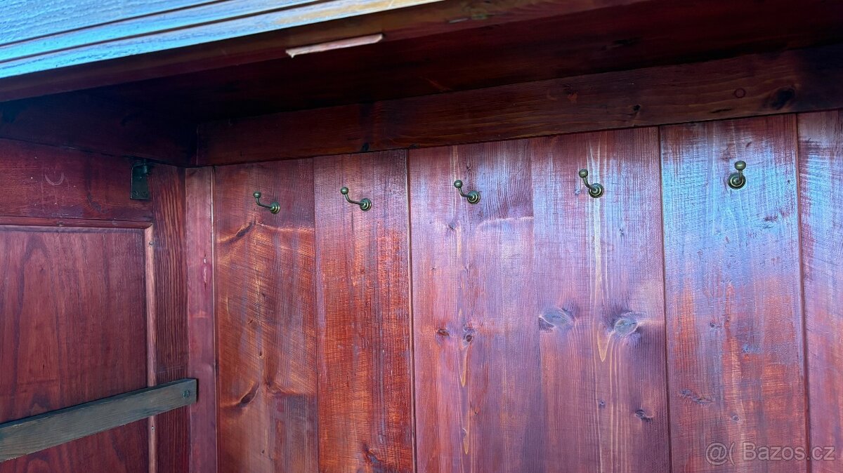 Stará dřevěná skříň - 2
