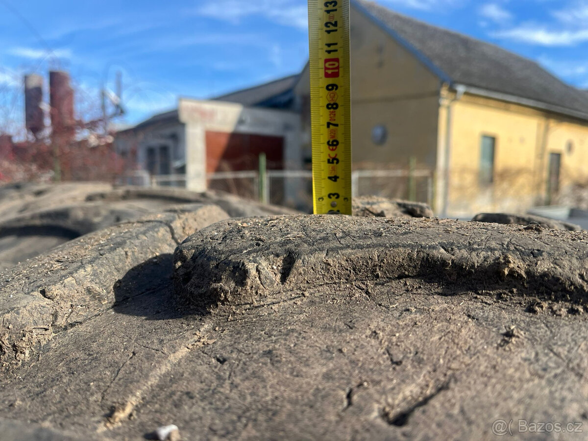 použité lesnické pneumatiky 710/45 R26,5 - 2