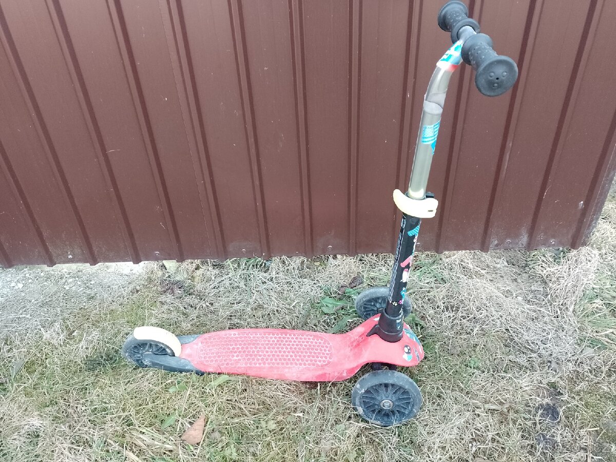 Dětská koloběžka se 3 kolečky
- 2