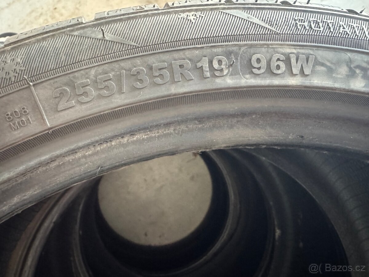 Pneu 255/35R19 - 2