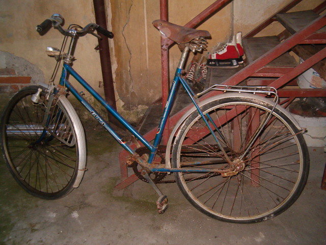 Starší jízdní kola, šlapka, pumpička, blatník, klíče - 2