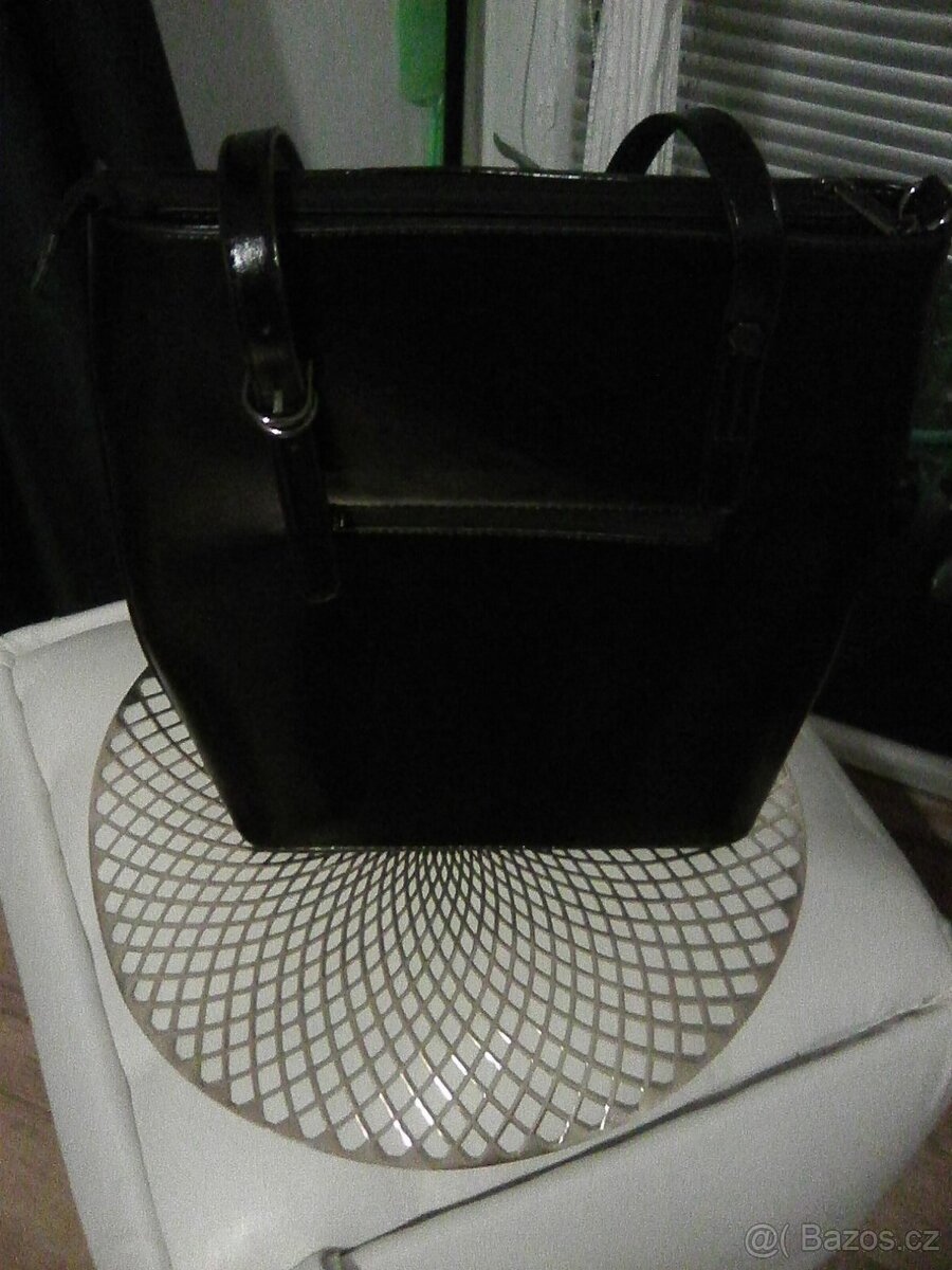Krásná černá kabelka imitace krokodýla, lakovaná, NOVÁ - 2