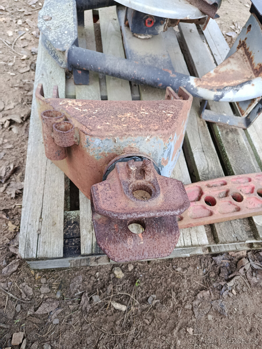 Horní závěs ZETOR - 2