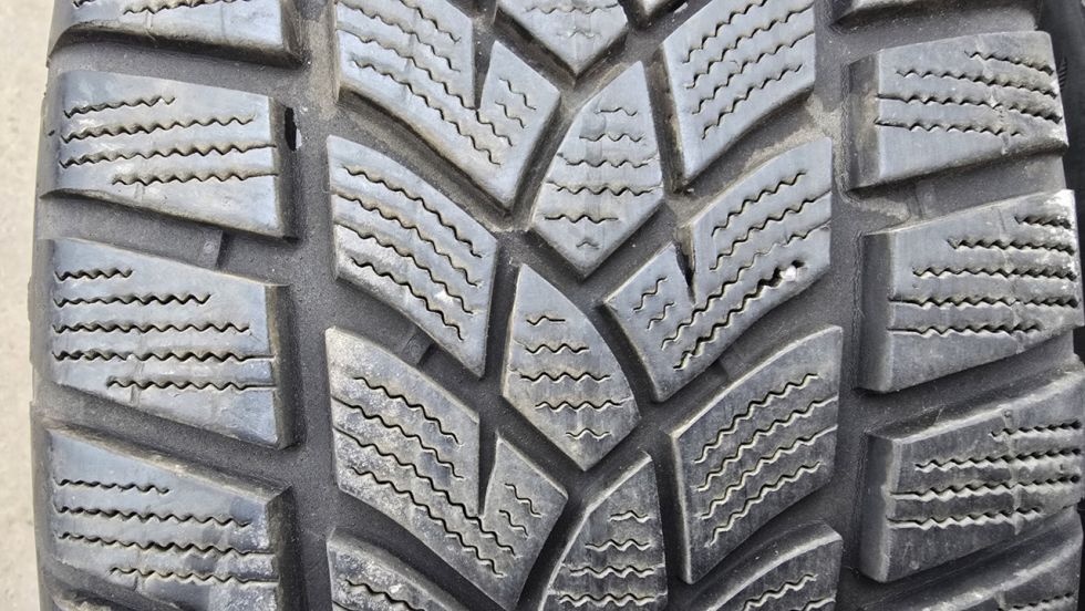 Zimní pneu 215/60/16 Good Year - 2