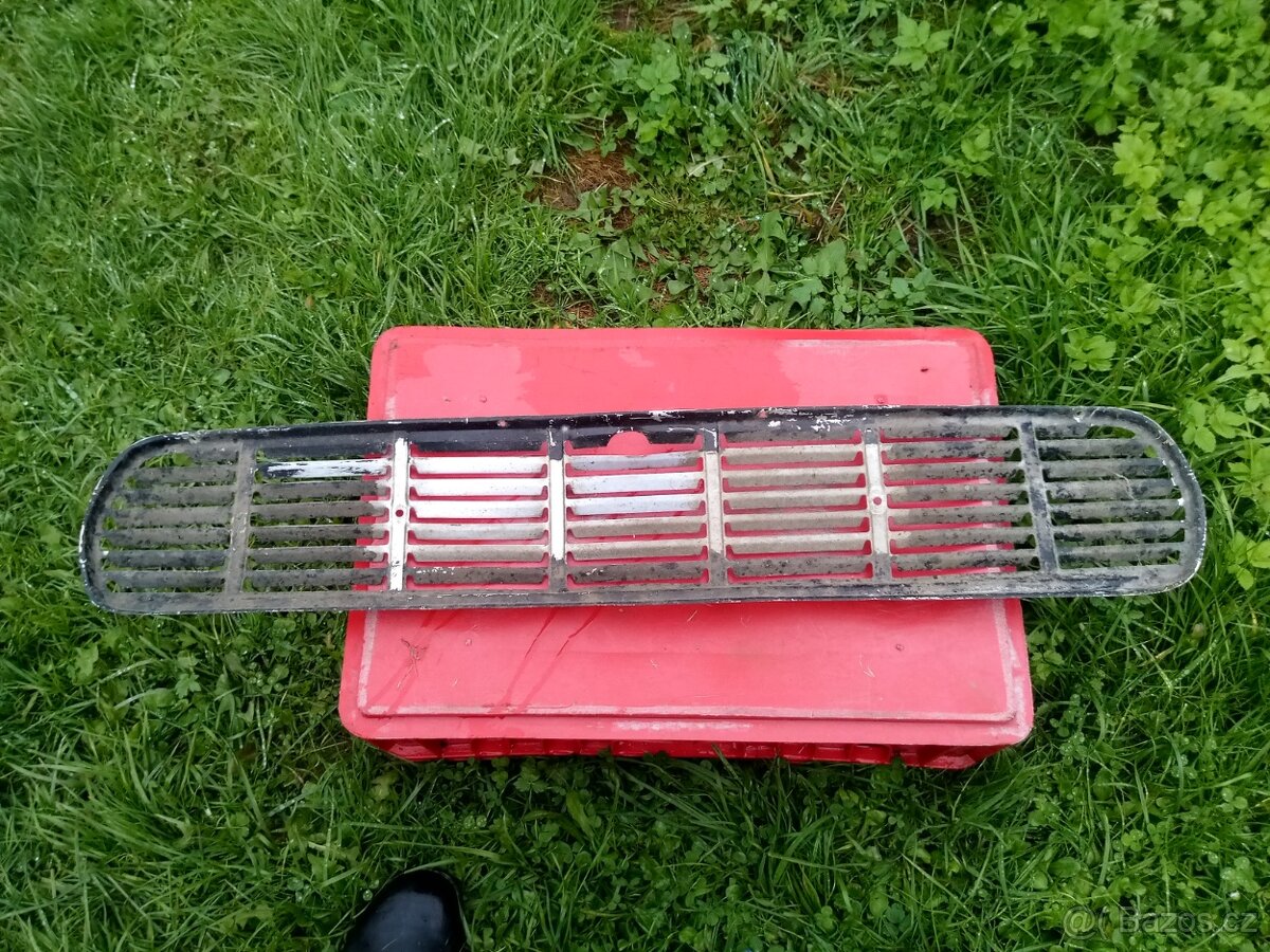 mřížka zadního čela škoda 1000 MB - 2