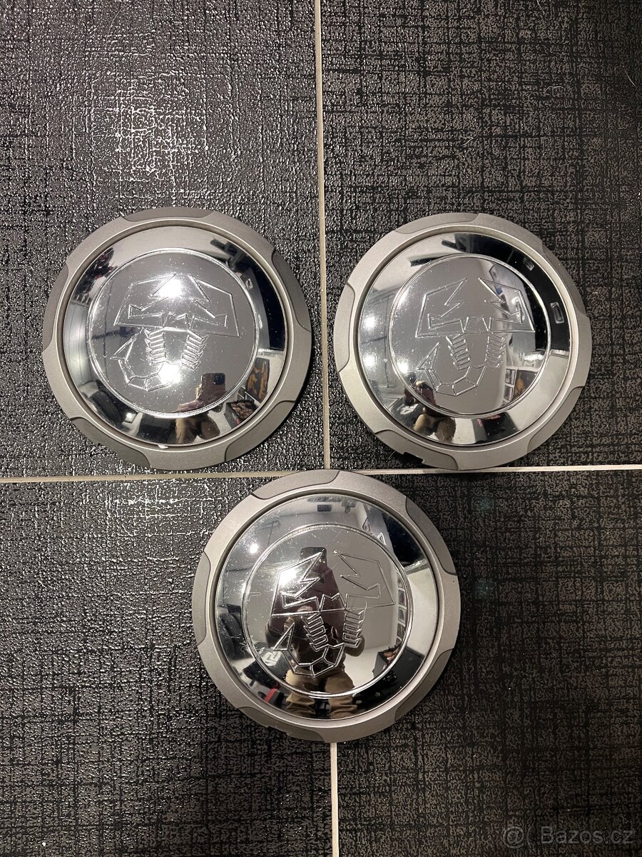 Abarth 500 středové kryty kol - 2