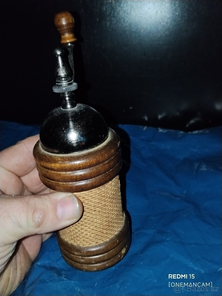 Dřevěný mlýnek na pepř. - 2