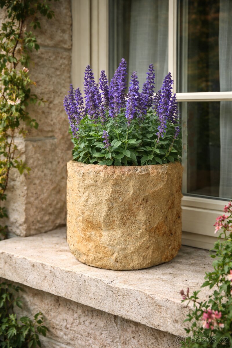 Kamenné kulaté květináče - 2