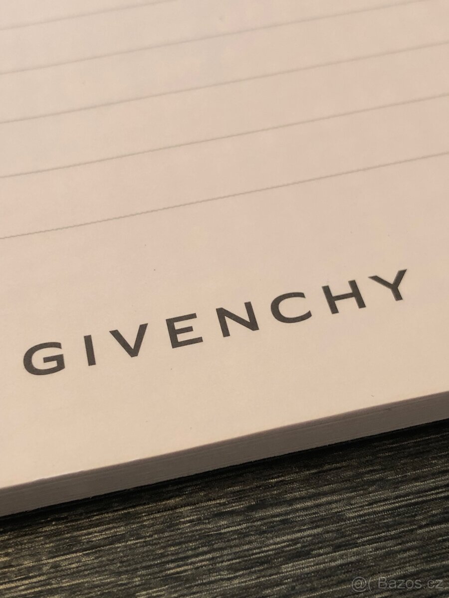 Givenchy - značkové desky s archy papírů - 2