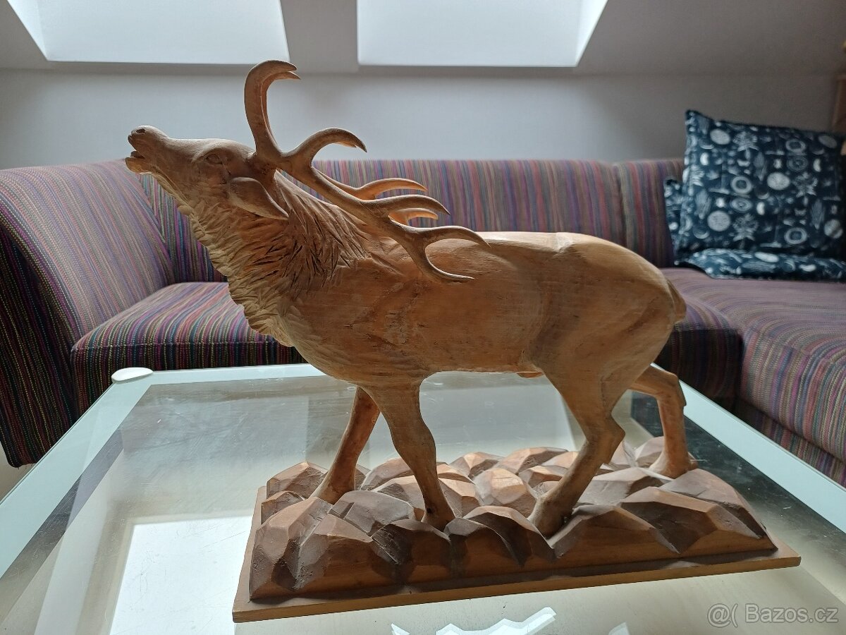 Dřevěný vyřezávaný jelen - 2