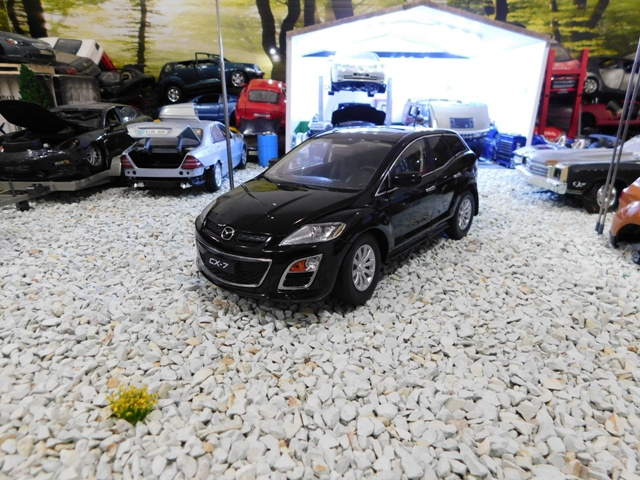 model auta Mazda CX7 1:18 čierna farba - 2