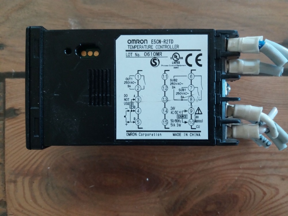 Teplotní regulátor OMRON E5CN-R2TD - 2