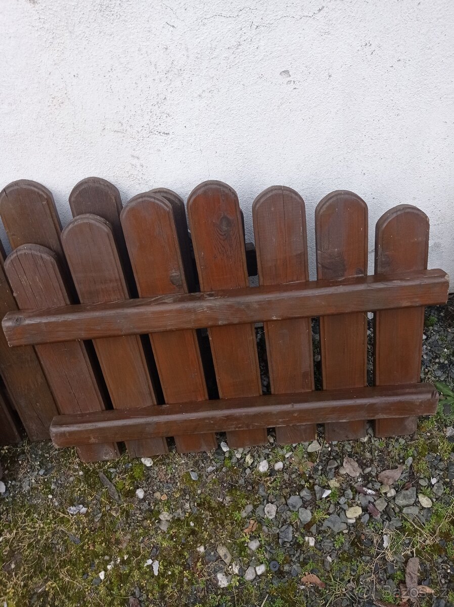 Prodám okrasný dřevěný plůtek - 2