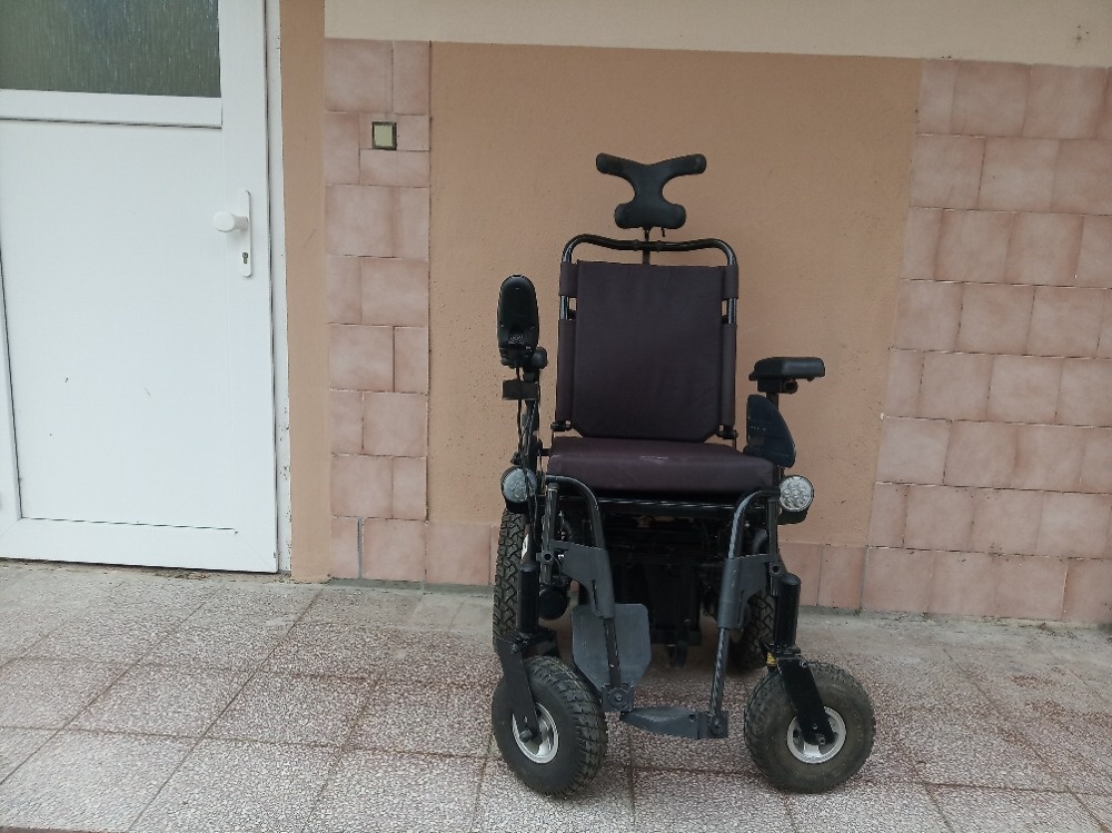 Prodám elektrický invalidní vozík - křeslo se světly - 2