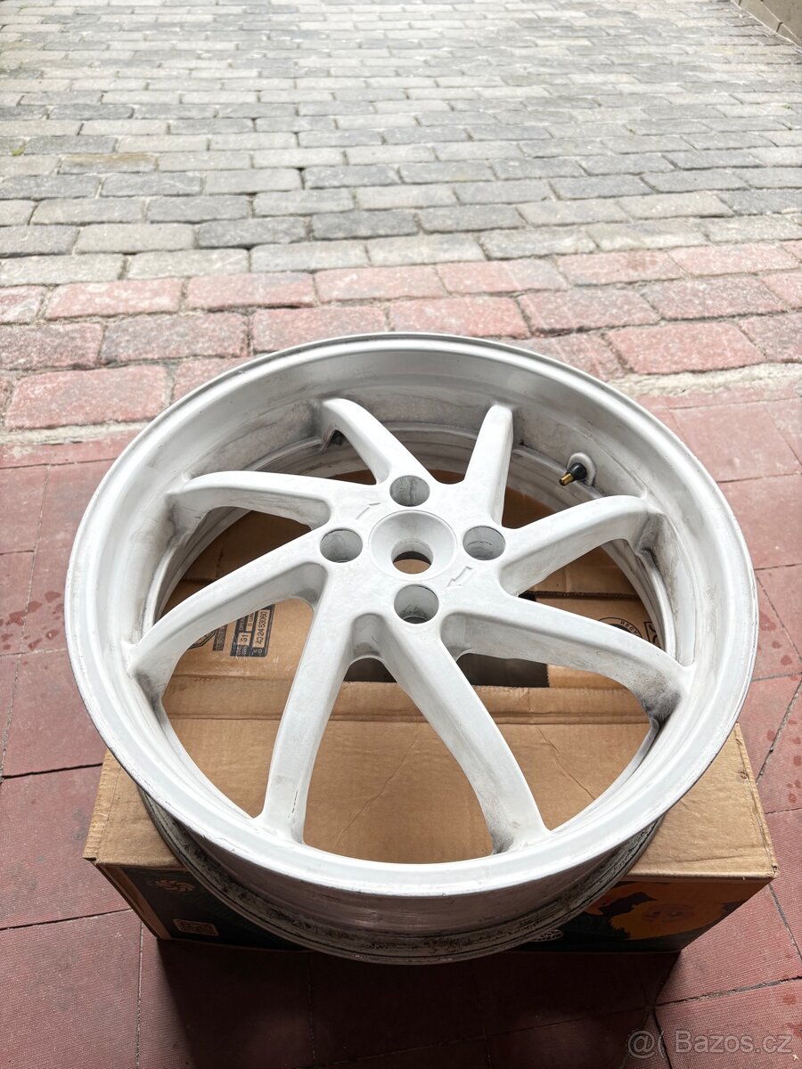 Honda VFR RC36 zadní ráfek - 2