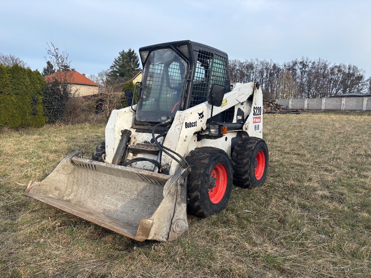 Smykový nakladač BOBCAT S220 55,9 kw - 2