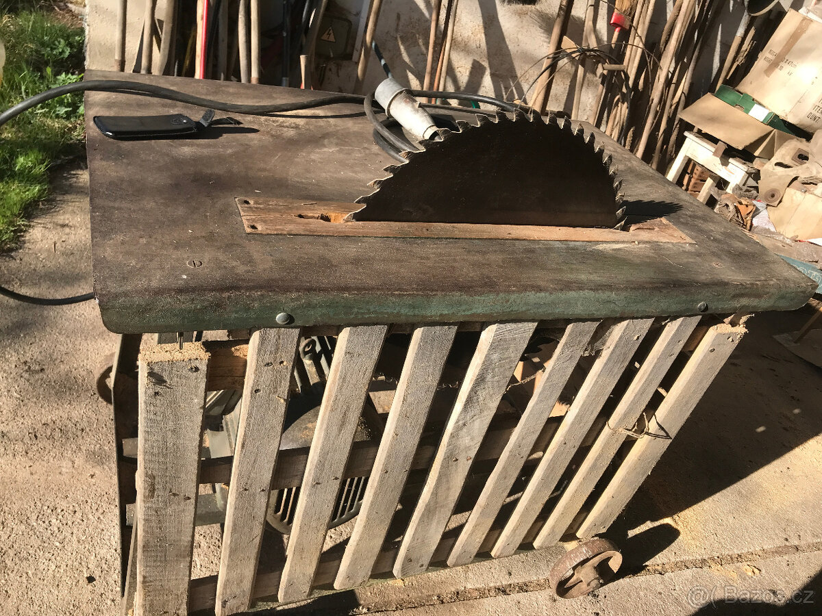 Pila cirkulárka na dřevo. - 2