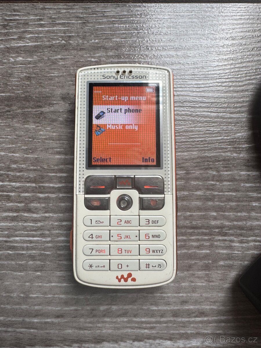 Sony Ericsson W700i Walkman - 2