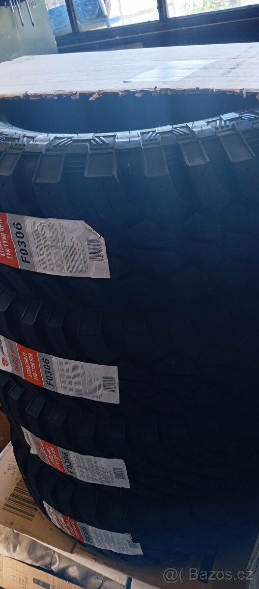 Jeep Cherokee 265/70 R17 cca 250km jako NOVÉ 4x4 M/T M+S