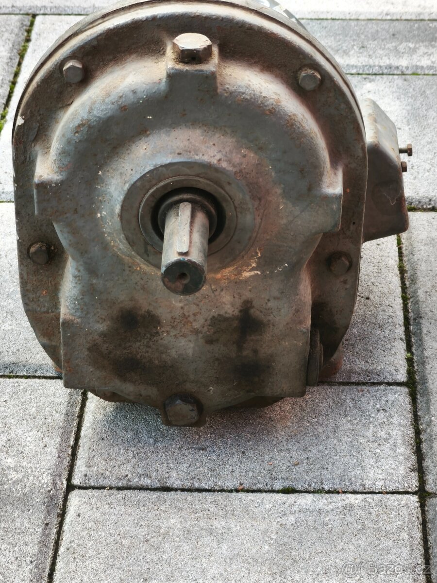 Elektromotor s převodovkou. - 2