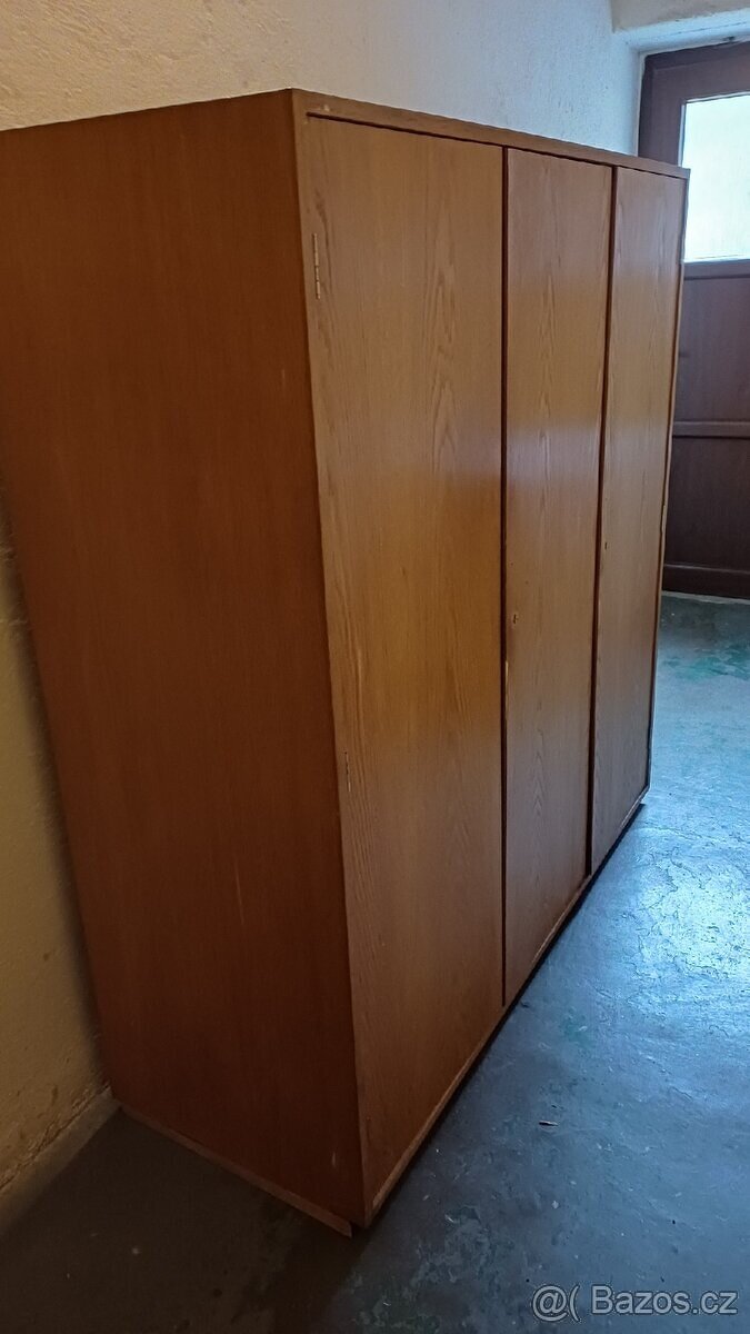 šatní skříň dřevéná - 2