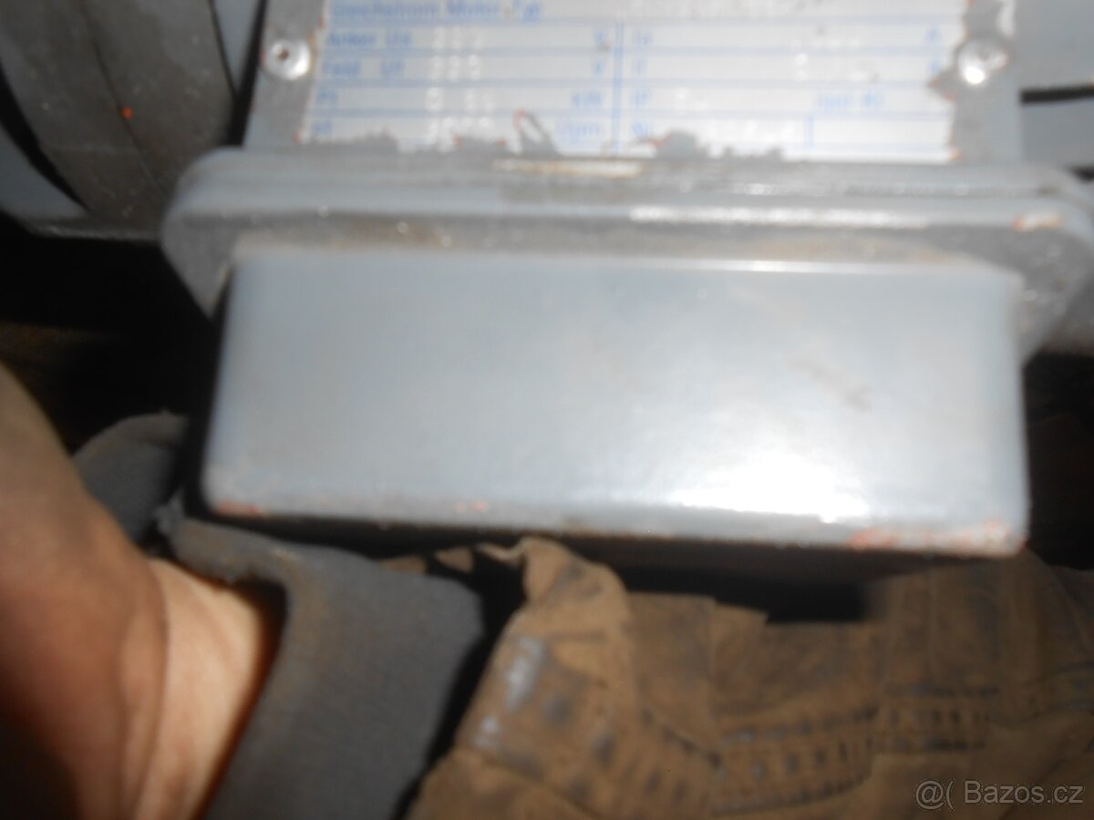 Prodám elektromotor s převodovkou - 2