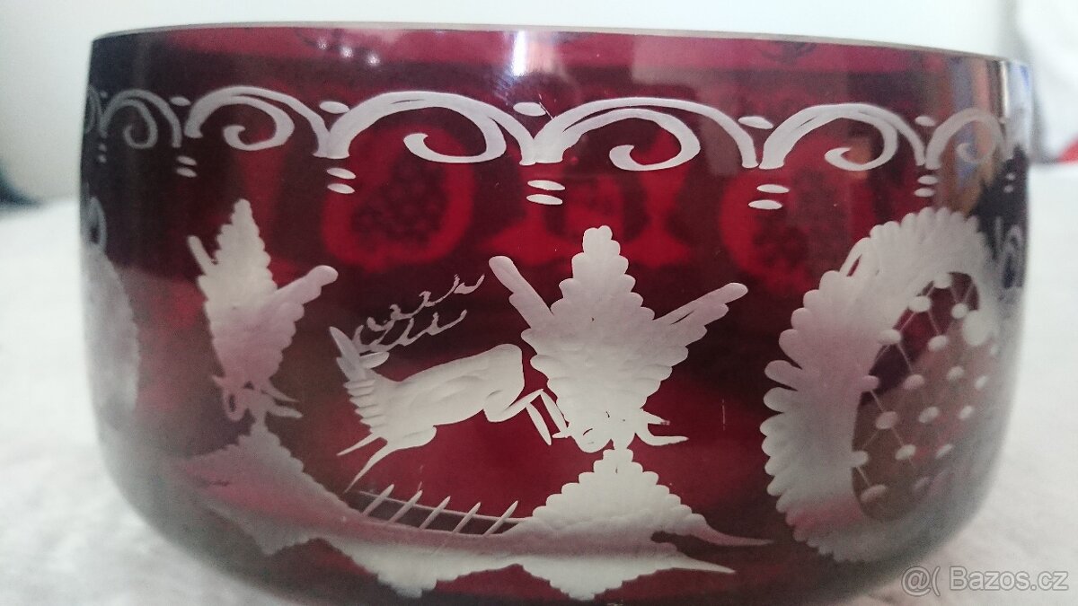 Rubínové sklo-mísa. - 2