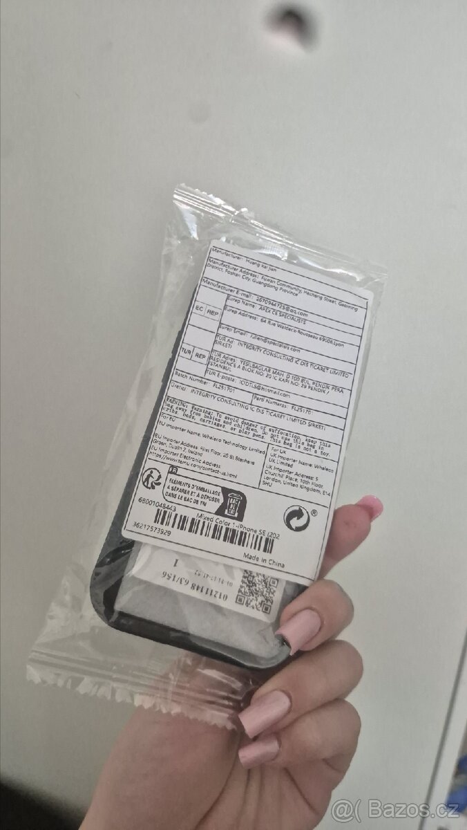 Někdo potřebuje kryt pro iPhone SE - 2