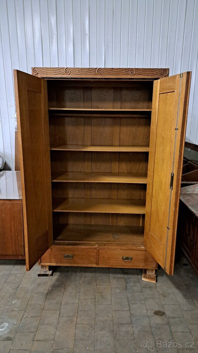 Historický dubový nábytek s rudým mramorem - 2