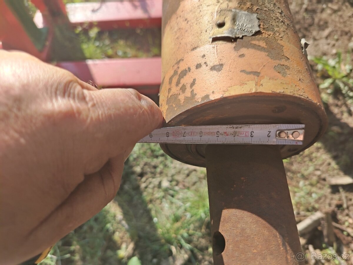 Velká hydraulicka pistnice. - 2