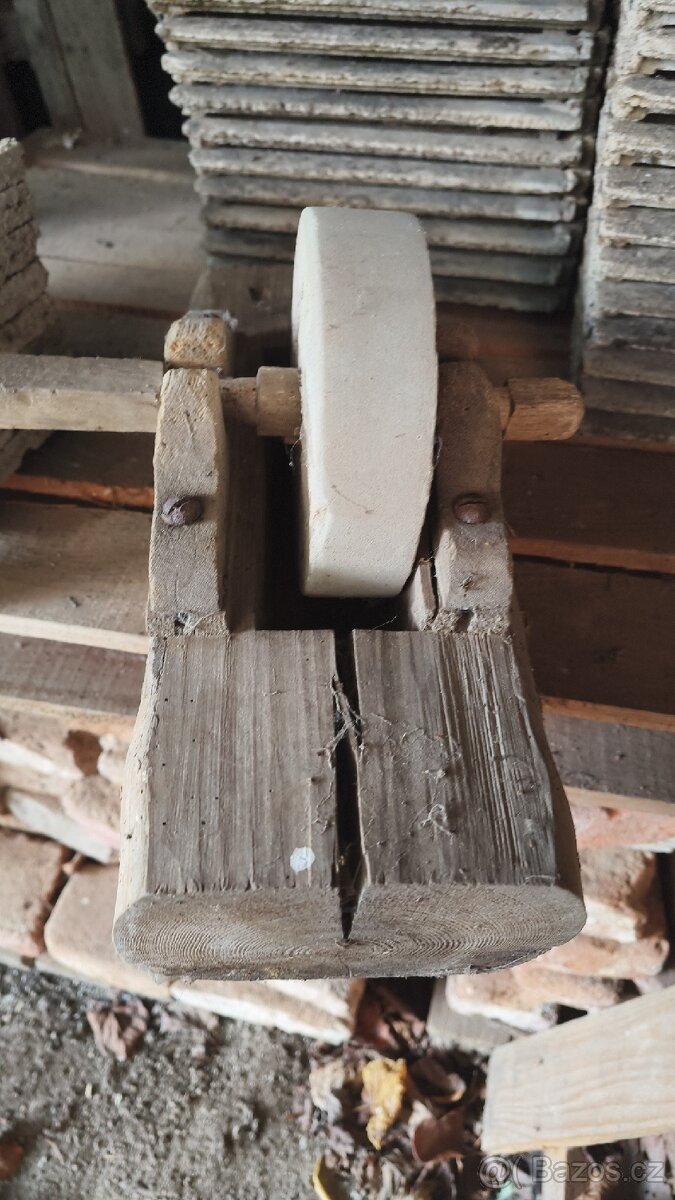 Prodám starý brus jako dekoraci - 2